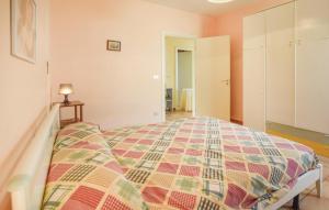 Tempat tidur dalam kamar di Nice Home In Ragusa With House A Panoramic View