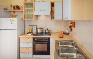 Dapur atau dapur kecil di Nice Home In Ragusa With House A Panoramic View