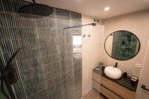 Salle de bains dans l'établissement Apartasuites Royal Zahara, Máximo confort con vistas al mar