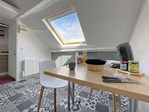 een keuken met een tafel en stoelen en een raam bij Studio Berck-Plage, 1 pièce, 2 personnes - FR-1-646-50 in Berck-sur-Mer