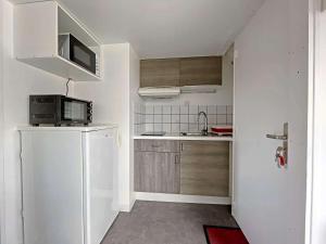 een kleine keuken met een koelkast en een wastafel bij Studio Berck-Plage, 1 pièce, 2 personnes - FR-1-646-50 in Berck-sur-Mer