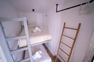 Un ou plusieurs lits dans un hébergement de l'établissement Apartasuites Royal Zahara, Máximo confort con vistas al mar