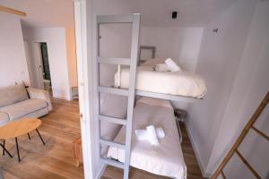Un ou plusieurs lits dans un hébergement de l'établissement Apartasuites Royal Zahara, Máximo confort con vistas al mar