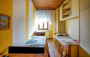 In einem Zimmer befinden sich 2 Betten. in der Unterkunft Nice Apartment In Verni With Wifi in Verni