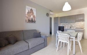 sala de estar con sofá, mesa y cocina en Nice Apartment In Marina Di Ragusa With Kitchenette, en Marina di Ragusa