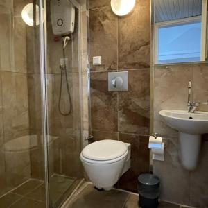A bathroom at Held Hotel