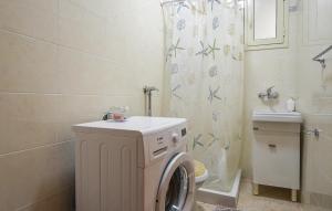 Vannituba majutusasutuses 2 Bedroom Nice Apartment In Pozzallo