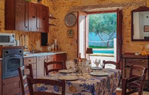 uma sala de jantar com uma mesa e uma cozinha em Pet Friendly Home In Palermo With Kitchen em Palermo