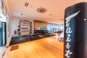 een sportschool met loopbanden en gewichten bij Inspirasi Mont Kiara 3 Bedroom in Kuala Lumpur