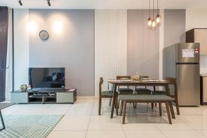Il comprend une cuisine et une salle à manger avec une table et un réfrigérateur. dans l'établissement Inspirasi Mont Kiara 3 Bedroom, à Kuala Lumpur
