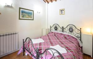 Giường trong phòng chung tại 1 Bedroom Stunning Apartment In Gubbio