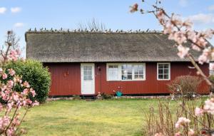 una casa roja con una puerta blanca en Cozy Home In Stubbekbing With Wifi, en Stubbekøbing