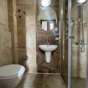 A bathroom at Held Hotel