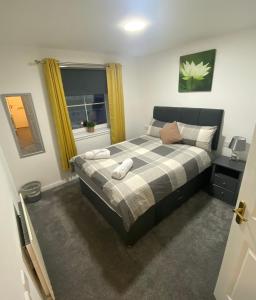 Schlafzimmer mit einem Bett und einem Fenster in der Unterkunft Duloch Bridge View in Dunfermline