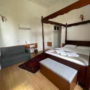 A bed or beds in a room at Held Hotel