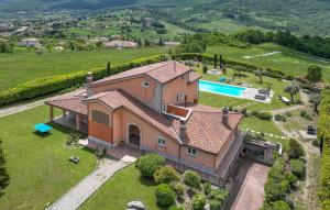 vista aerea di una casa con piscina di Nice Home In Oratino With Outdoor Swimming Pool a Oratino