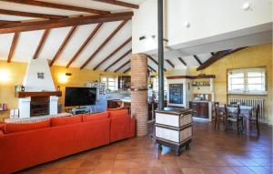 sala de estar con sofá rojo y cocina en Nice Home In Oratino With Outdoor Swimming Pool, en Oratino