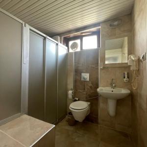 A bathroom at Held Hotel