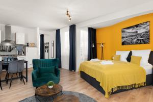 una camera con un grande letto e una cucina di FREE LIVING - City Design Apartments, Zentrum, Outlet, Balkon, Küche a Wolfsburg