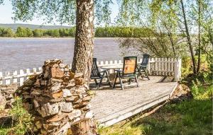 une table et des chaises assises sur une promenade à côté d'un arbre dans l'établissement 4 Bedroom Cozy Home In Fjerdingby, à Hektner