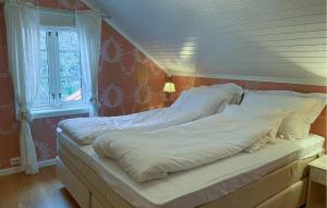 uma grande cama branca num quarto com uma janela em Amazing Home In Eiksund With Kitchen 