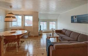sala de estar con sofá y mesa en Lovely Home In Spangereid With Kitchen en Spangereid