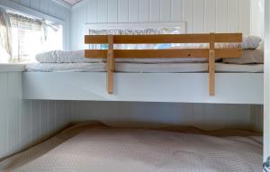מיטה או מיטות קומותיים בחדר ב-Awesome Home In Raudeberg With House A Panoramic View
