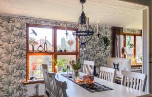 En restaurant eller et andet spisested på Lovely Home In Lrbro With Kitchen