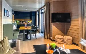 un soggiorno con un tavolo e una sala da pranzo di Amazing Apartment In Noresund With Wifi a Noresund