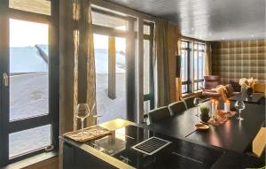 soggiorno con tavolo e bicchieri da vino di Amazing Apartment In Noresund With Wifi a Noresund