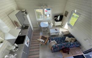 uma vista superior de uma sala de estar numa pequena casa em Nice Home In Farhult With Kitchen em Farhult