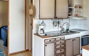 Köök või kööginurk majutusasutuses 2 Bedroom Nice Home In Norrtlje