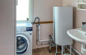 W łazience znajduje się pralka i umywalka. w obiekcie 2 Bedroom Nice Home In Norrtlje w mieście Norrtälje