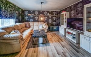 - un salon avec un canapé et une télévision dans l'établissement Beautiful Home In Ulricehamn With Lake View, à Bottnaryd