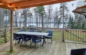d'une terrasse avec une table et des chaises. dans l'établissement Beautiful Home In Ulricehamn With Lake View, à Bottnaryd
