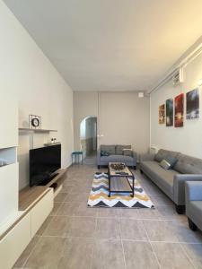 uma sala de estar com um sofá e uma mesa em L'entre nous, Superbe Maison au centre de St Aignan em Saint-Aignan