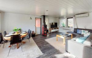 OrkelljungaにあるCozy Home In rkelljunga With Wifiのリビングルーム(ソファ、ダイニングテーブル付)