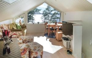 - un salon avec un canapé et une table dans l'établissement Pet Friendly Home In Alingss With Wifi, à Alingsås