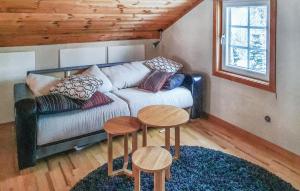 uma sala de estar com um sofá e duas mesas em 3 Bedroom Amazing Home In rjng em Arjäng