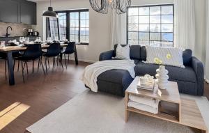 ein Wohnzimmer mit einem blauen Sofa und einem Tisch in der Unterkunft Awesome Apartment In Idre With House A Panoramic View in Idre