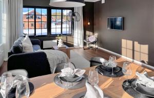 ein Wohnzimmer mit einem Esstisch mit Weingläsern in der Unterkunft Awesome Apartment In Idre With House A Panoramic View in Idre
