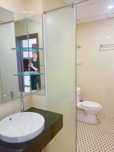 Bathroom sa Pearl Nha Trang Beach Apartment