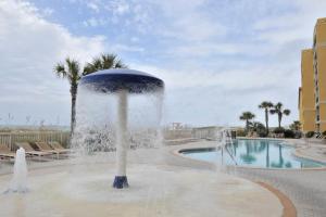 une fontaine au milieu d'une piscine dans l'établissement Azure, à Fort Walton Beach