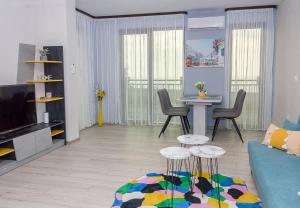 sala de estar con sofá azul y mesa en New Colorful 1BD Getaway with an Amazing Sea View en Varna