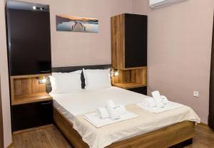 1 dormitorio con 1 cama con 2 toallas en New Colorful 1BD Getaway with an Amazing Sea View en Varna