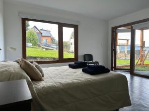 sypialnia z łóżkiem z 2 niebieskimi poduszkami w obiekcie Las Lavandas w mieście Ushuaia