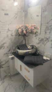 ein Bad mit einem Waschbecken und einem Spiegel in der Unterkunft Хотел Враца in Vratsa