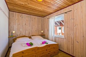 a bedroom with a bed with flowers on it at Herzmuschel in Ueckeritz