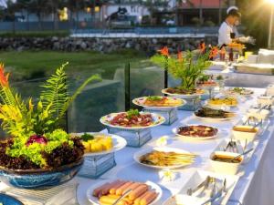 ein Buffet mit Speisen auf dem Tisch in der Unterkunft Villas Owner in The Ocean Resort Da Nang in Đà Nẵng