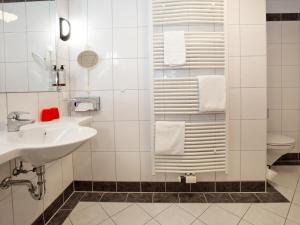 Koupelna v ubytování DORMERO Hotel Worms